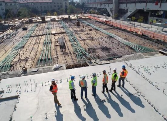 Arbeiter überblicken große Baustelle